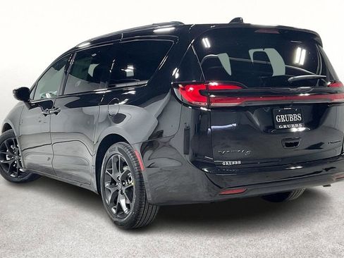 New 2026 Chrysler Pacifica Limited w/ Uconnect Theater Family Group image 4