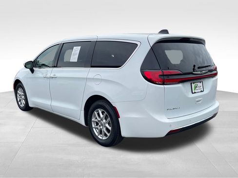 Used 2023 Chrysler Pacifica Touring-L FWD image 6