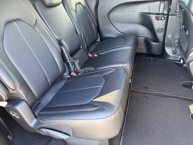 New 2027 Chrysler Pacifica Select FWD image 18