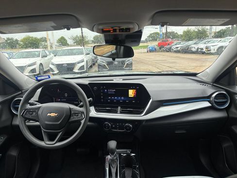 Used 2025 Chevrolet Trax LT FWD image 31