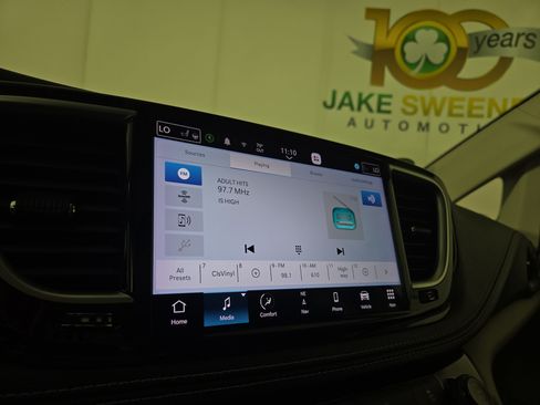 Used 2023 Chrysler Pacifica Limited FWD image 19