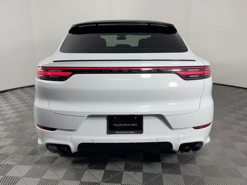 Certified 2022 Porsche Cayenne Platinum Edition image 10