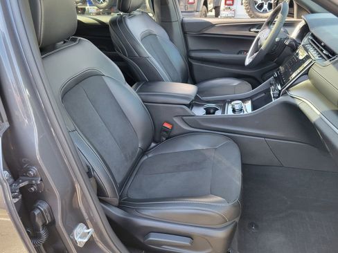 Used 2024 Jeep Grand Cherokee L Altitude image 18