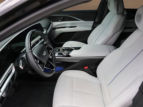 Used 2025 Cadillac Lyriq Luxury image 9