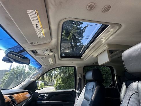 Used 2013 Cadillac Escalade ESV Platinum AWD/4WD image 22