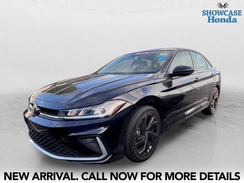 Used 2025 Volkswagen Jetta SE FWD image 2