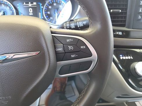 Used 2017 Chrysler Pacifica Touring-L FWD image 49