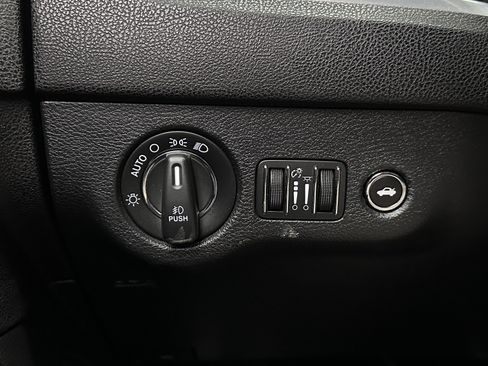 Used 2016 Chrysler 300 C AWD/4WD image 22