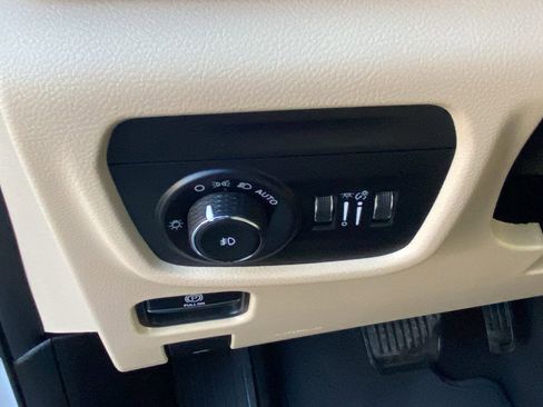 Certified 2023 Jeep Grand Cherokee Limited image 8