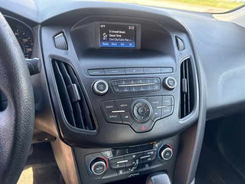 Used 2018 Ford Focus SE w/ SE Appearance Package image 16