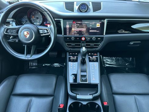 Certified 2023 Porsche Macan image 6