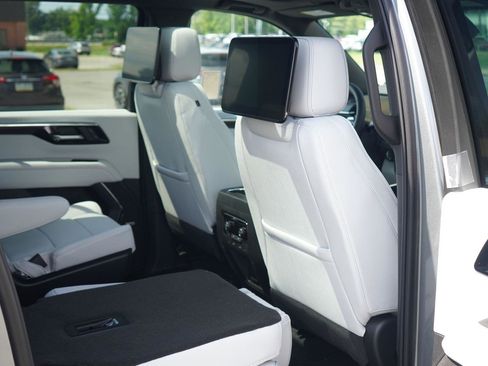 New 2025 Chevrolet Suburban Premier image 30