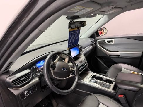 Used 2023 Ford Explorer XLT w/ Equipment Group 202A AWD/4WD image 17