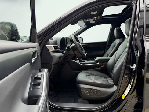 Used 2023 Toyota Highlander XSE FWD image 16