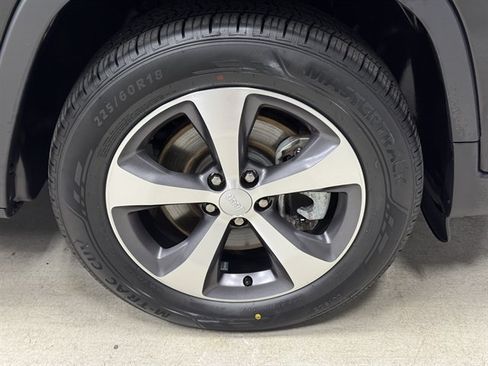 Used 2022 Jeep Cherokee Limited AWD/4WD image 9