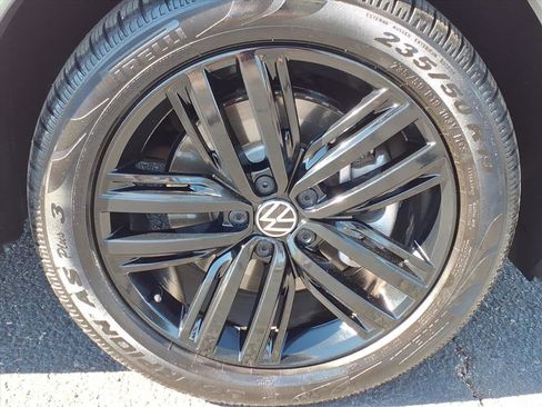 Certified 2022 Volkswagen Tiguan SE R-Line image 9