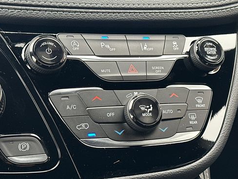 New 2026 Chrysler Pacifica Limited w/ Uconnect Theater Family Group image 23