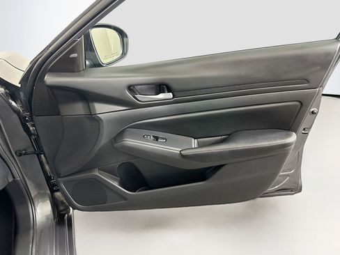 Used 2025 Nissan Altima 2.5 SV FWD image 30