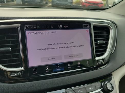 Used 2023 Chrysler Pacifica Touring-L image 28