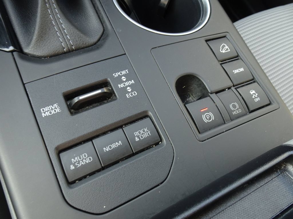 Used 2023 Toyota Highlander LE AWD/4WD image 17