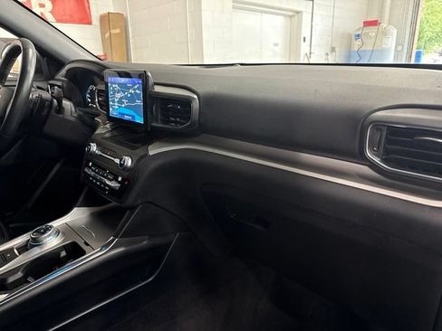 Used 2020 Ford Explorer XLT w/ Equipment Group 202A AWD/4WD image 33