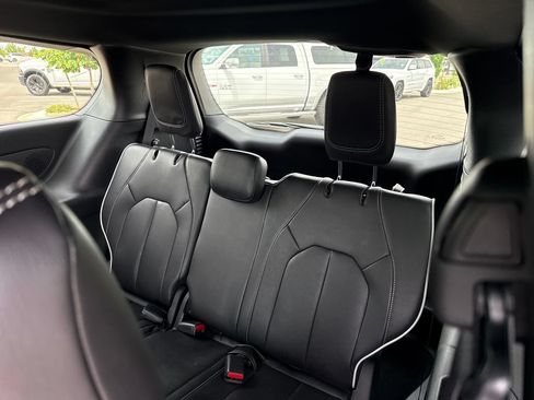 Used 2026 Chrysler Pacifica Limited FWD image 29