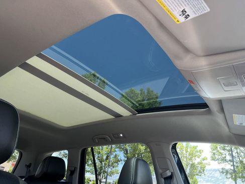 Used 2023 Volkswagen Atlas SE w/ Panoramic Sunroof Package AWD/4WD image 21