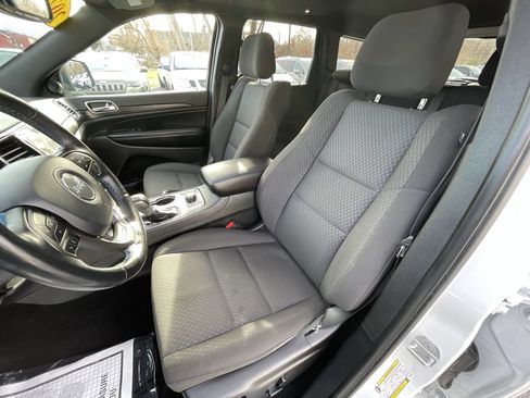 Used 2020 Jeep Grand Cherokee Laredo AWD/4WD image 30