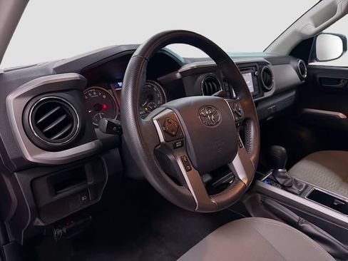Used 2018 Toyota Tacoma SR5 AWD/4WD image 11