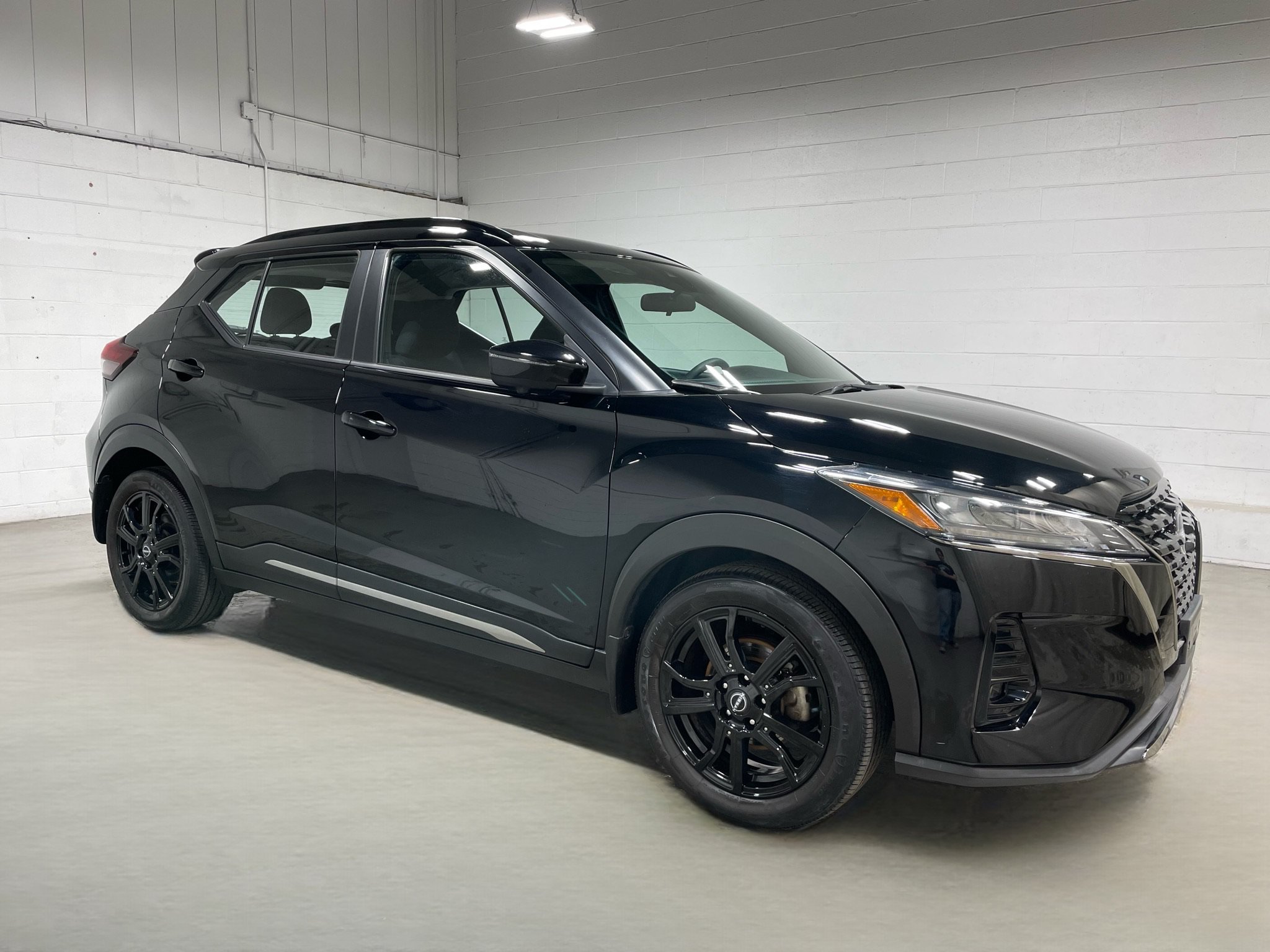 Used 2023 Nissan Kicks SR FWD image 3