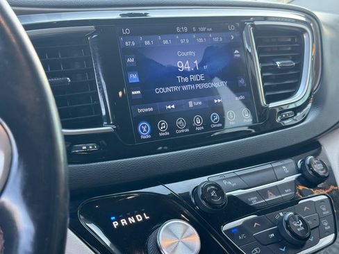 Used 2017 Chrysler Pacifica Touring-L Plus FWD image 19