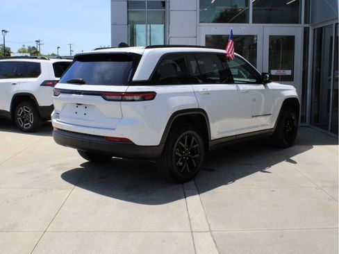 Used 2026 Jeep Grand Cherokee Altitude AWD/4WD image 6