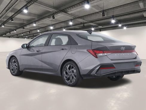 Used 2024 Hyundai Elantra SEL FWD image 3