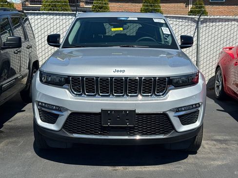 Used 2023 Jeep Grand Cherokee Limited image 3