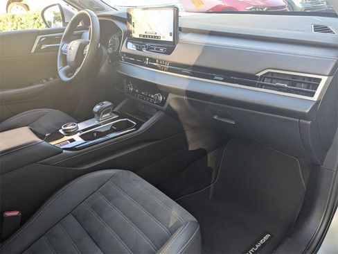 Used 2025 Mitsubishi Outlander SE image 33