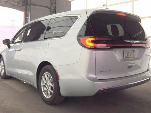 Used 2024 Chrysler Pacifica Touring-L FWD image 4