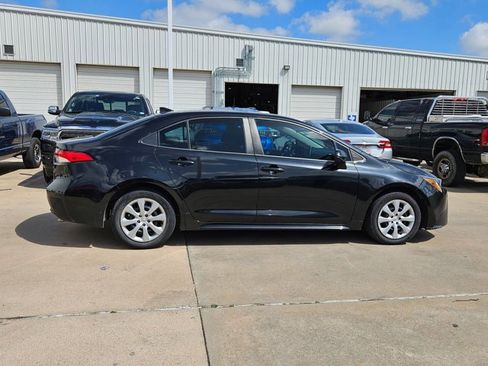 Used 2021 Toyota Corolla LE image 3