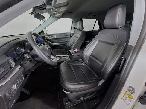 Used 2022 Ford Explorer XLT w/ Equipment Group 202A AWD/4WD image 11