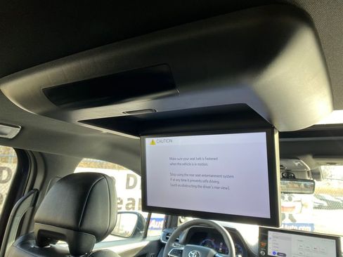 Used 2025 Toyota Sienna Platinum image 21