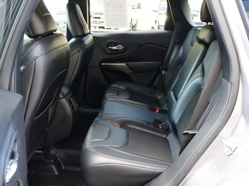 Used 2020 Jeep Cherokee Latitude Plus AWD/4WD image 9