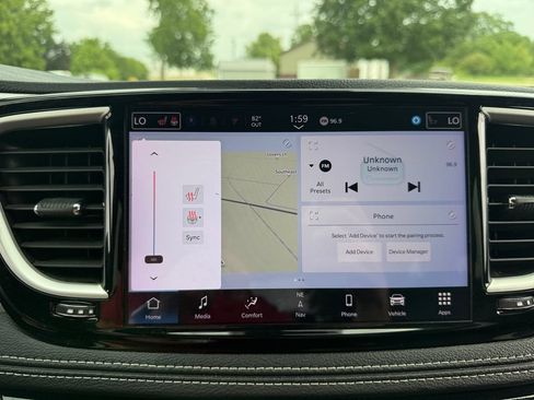 Used 2024 Chrysler Pacifica Limited FWD image 33