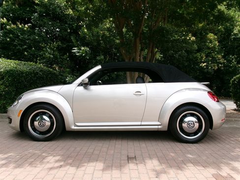 Used 2013 Volkswagen Beetle 2.5 50's Edition FWD image 13