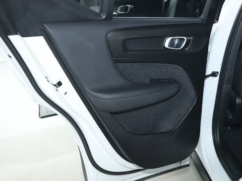 Used 2024 Volvo XC40 B5 Core image 13