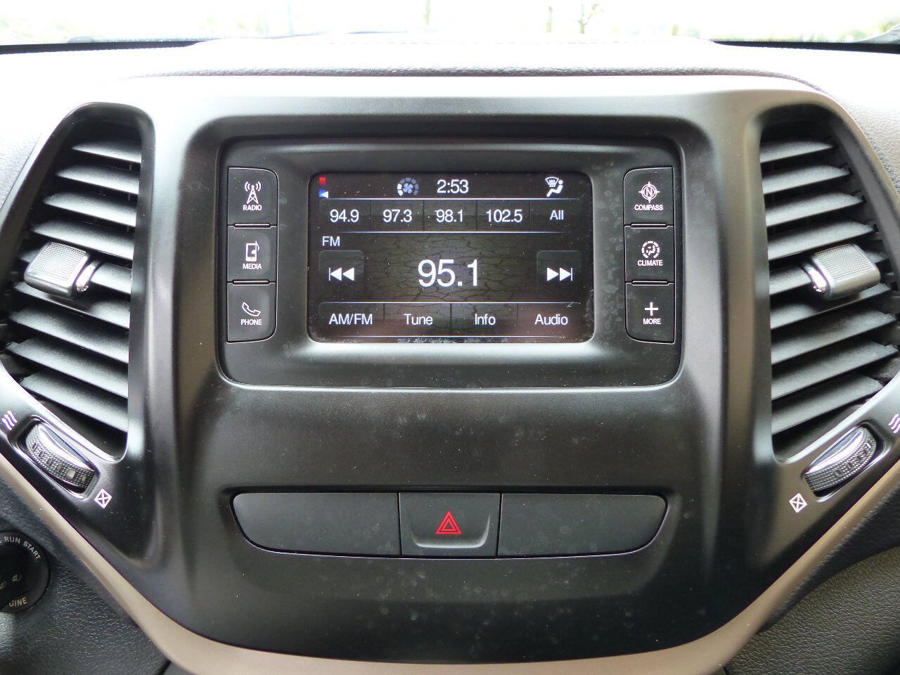 Used 2017 Jeep Cherokee Latitude w/ Cold Weather Group AWD/4WD image 29