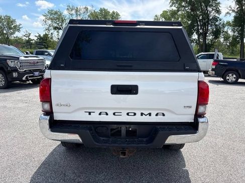 Used 2020 Toyota Tacoma SR5 AWD/4WD image 3