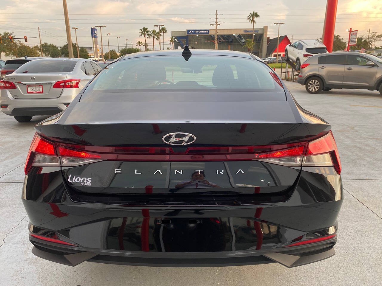 Used 2021 Hyundai Elantra SE FWD image 5