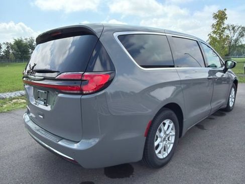 Used 2023 Chrysler Pacifica Touring-L FWD image 7