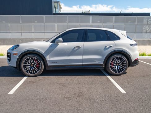Used 2025 Porsche Cayenne GTS AWD/4WD image 2