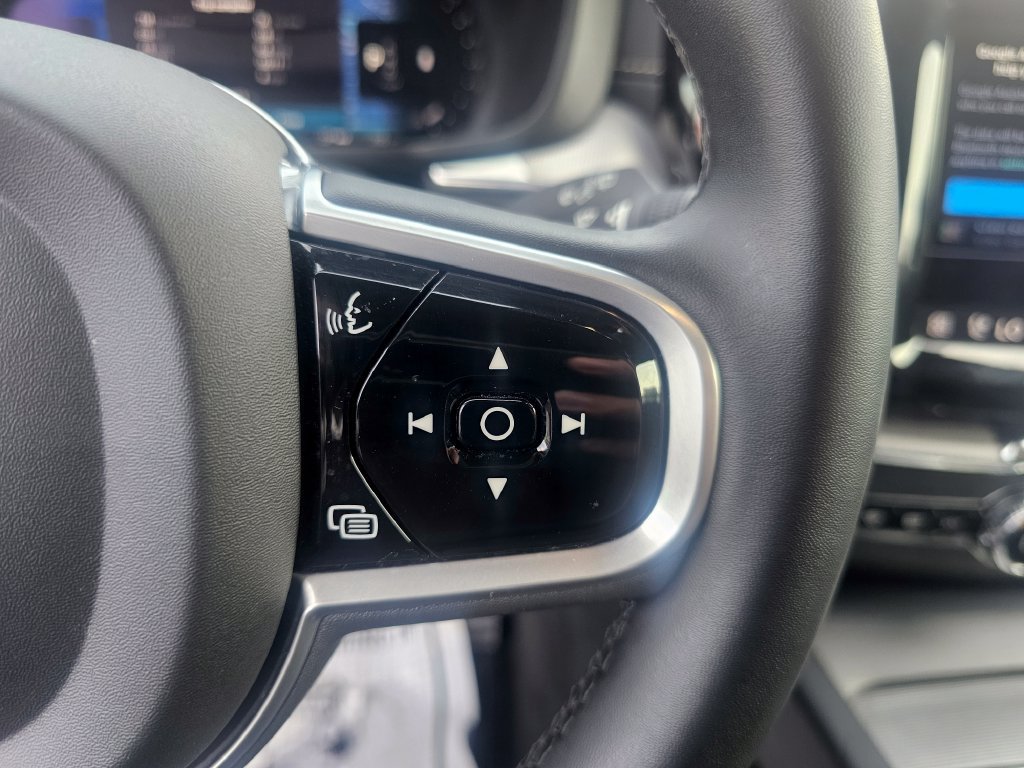 Used 2022 Volvo XC60 B6 R-Design AWD/4WD image 43