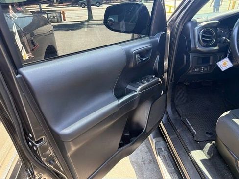 Used 2018 Toyota Tacoma TRD Off-Road RWD image 14